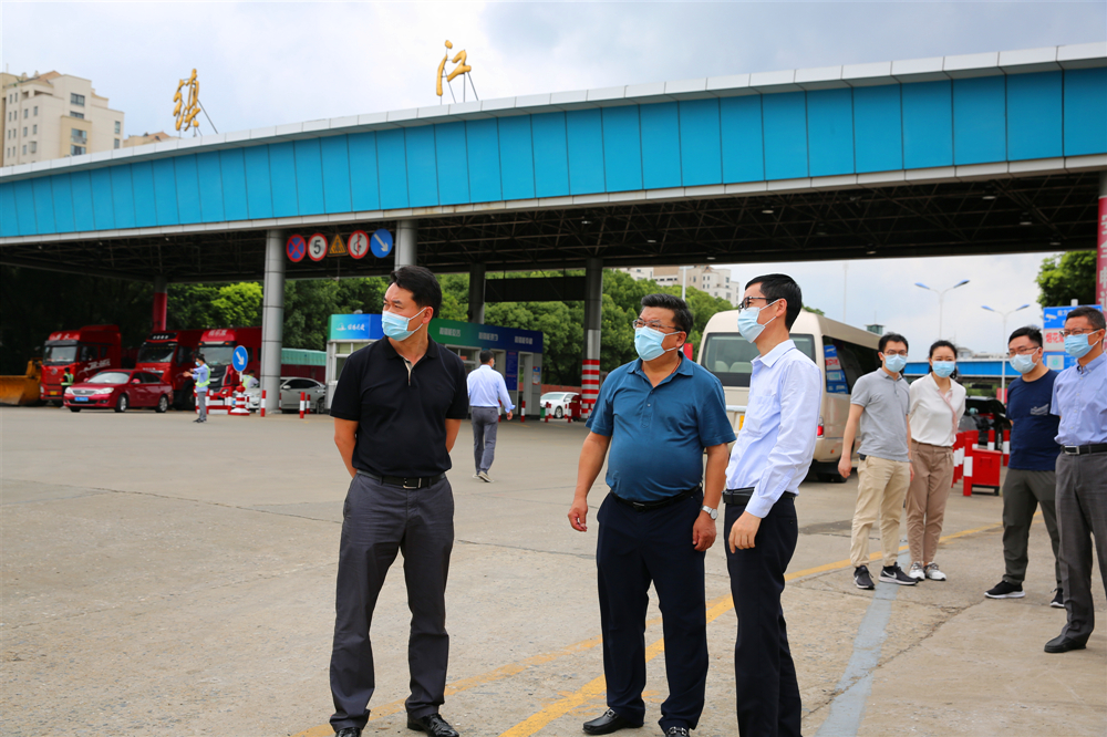 镇江市副市长胡宗元一行赴镇扬汽渡检查指导疫情防控及防汛防台工作(图1)