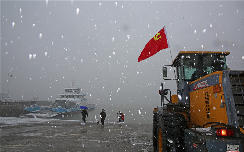 90分钟清扫冲洗确保雪落无痕，镇扬汽渡打通“南北交通“显担当(图1)